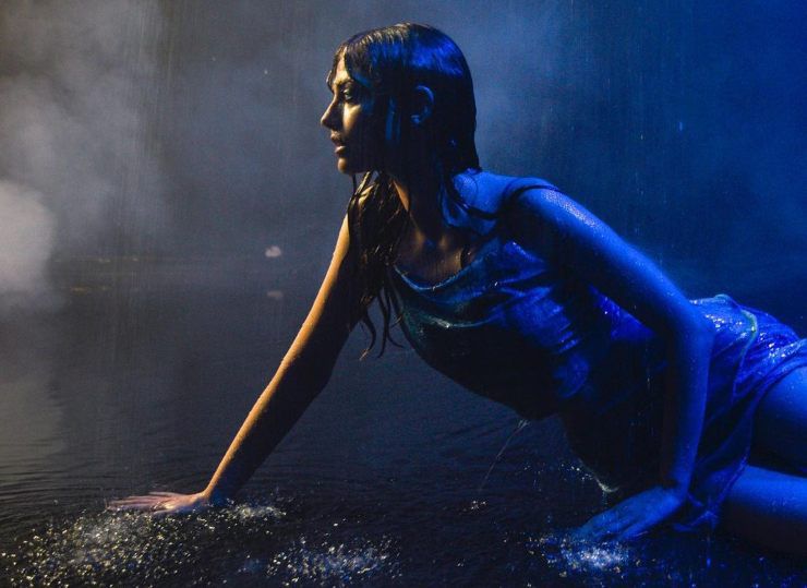 Annalisa esagerata: mai così hot sotto la pioggia