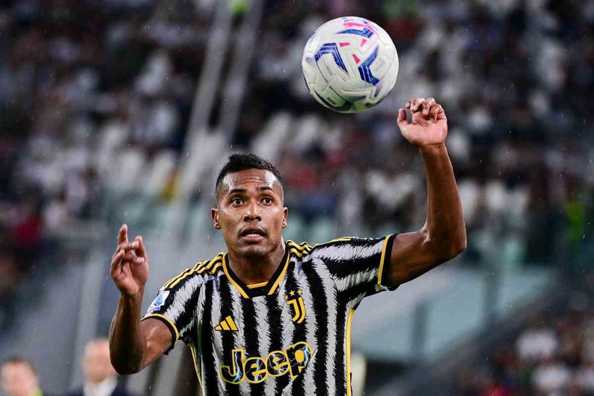 Alex Sandro fa saltare l'acquisto