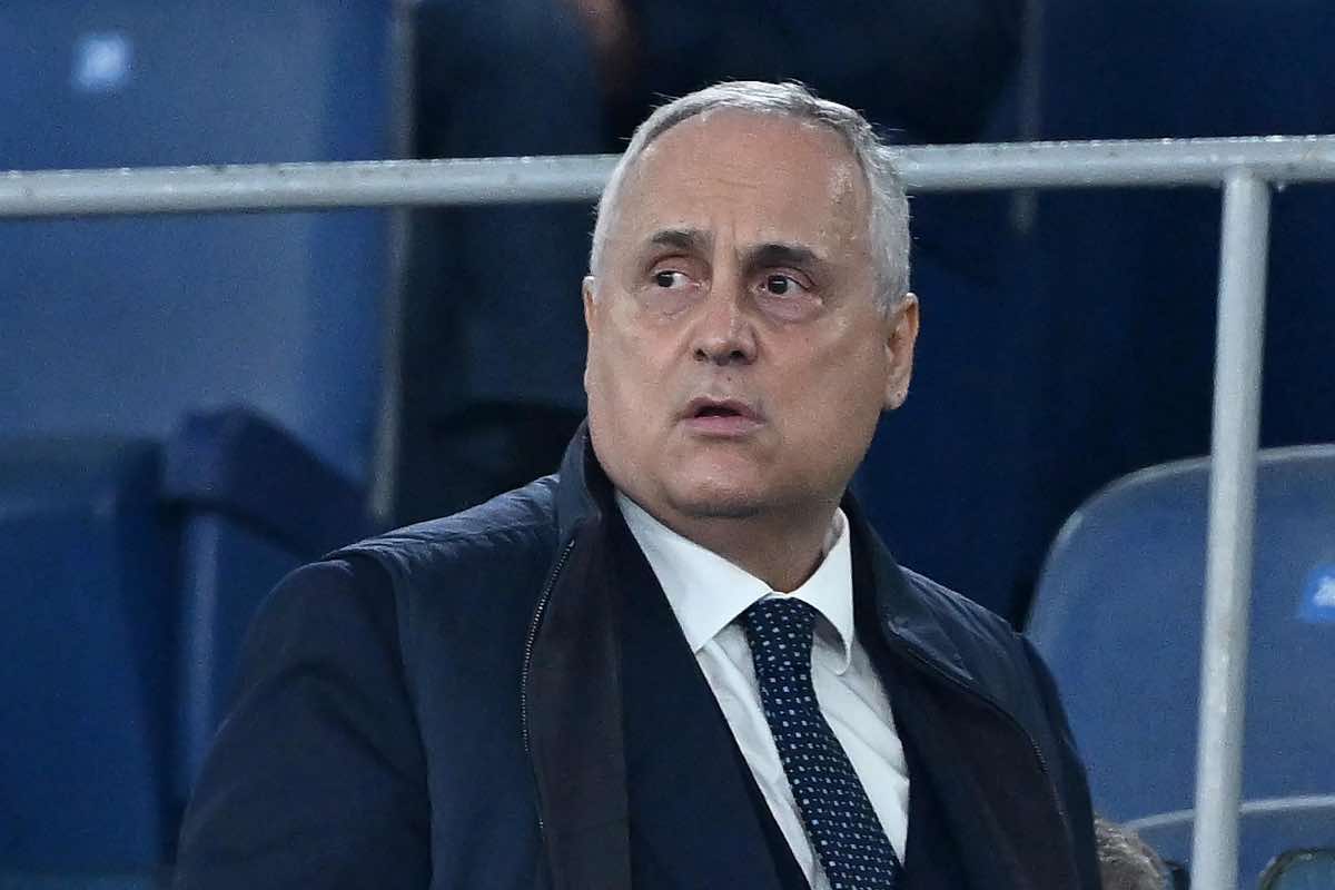 Claudio Lotito saluta un giocatore nel mercato di gennaio