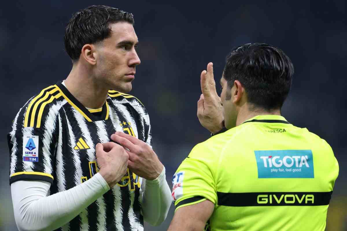 Vlahovic parla con l'arbitro