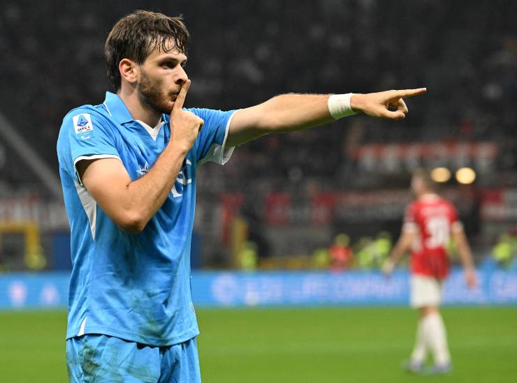 Kvaratskhelia esulta dopo un gol