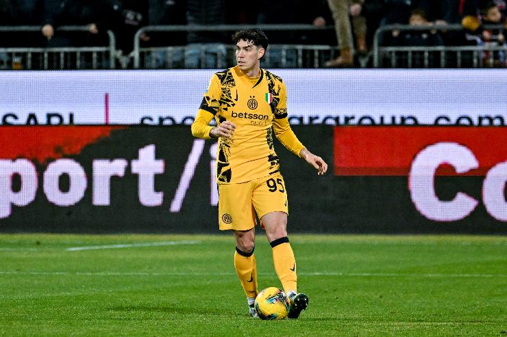 Alessandro Bastoni, centrale dell'Inter, in azione in campo