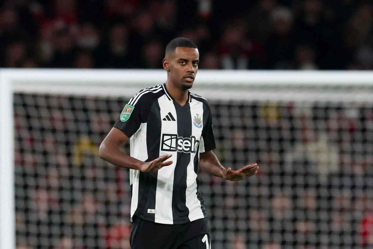 Alexander Isak in campo con il Newcastle 