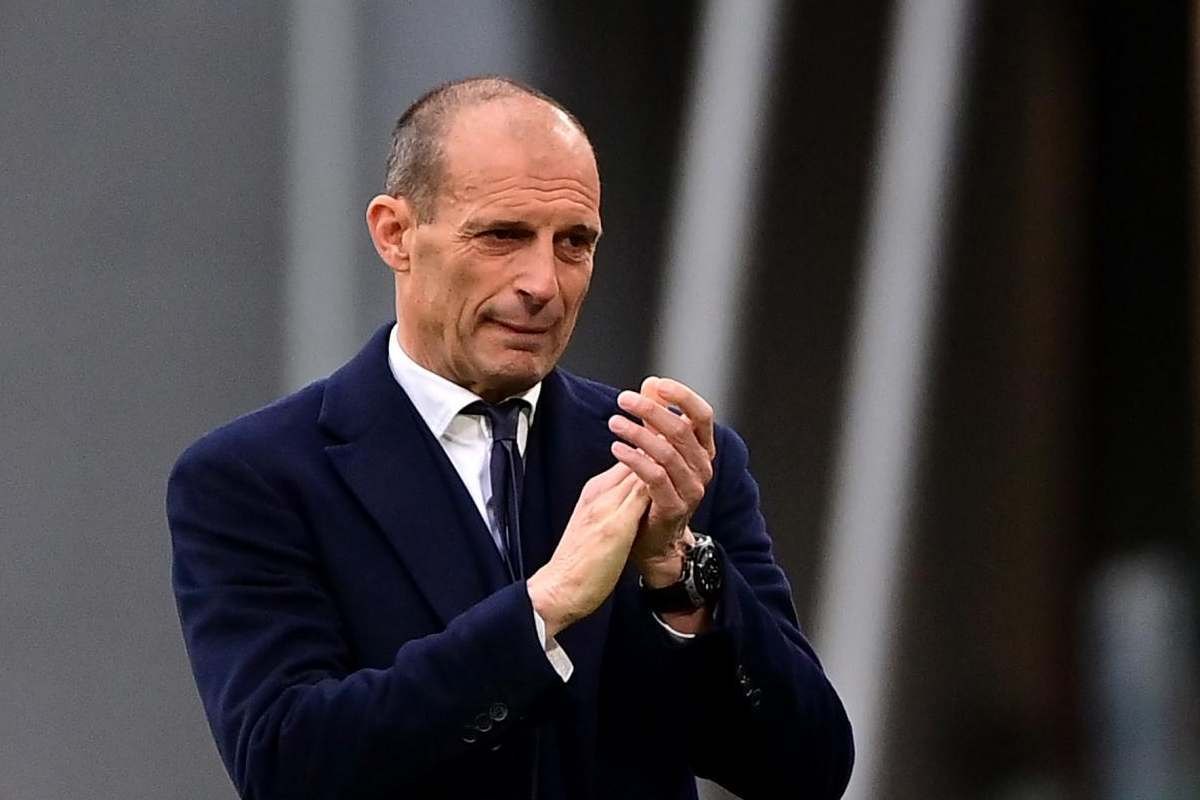 Massimiliano Allegri applaude a bordo campo