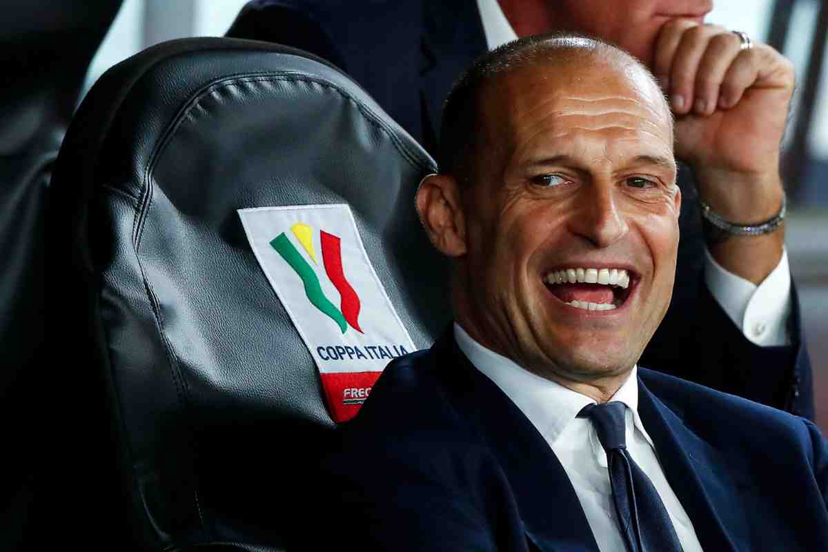 Massimiliano Allegri sorride in panchina