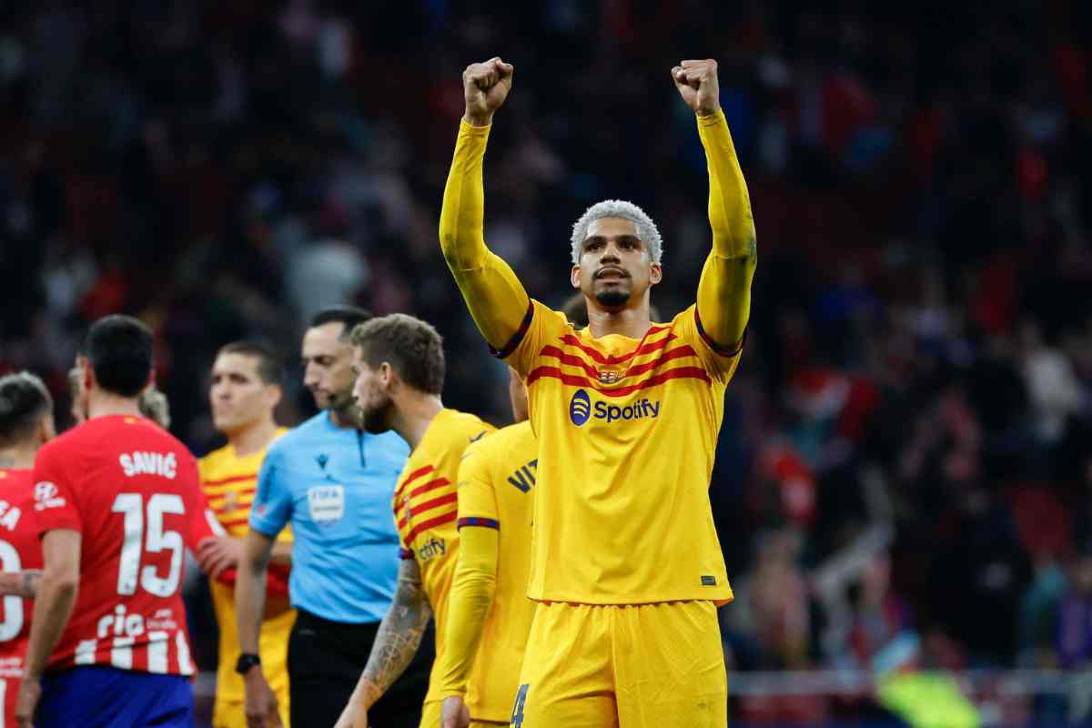 Ronald Araujo esulta in campo con il Barcellona