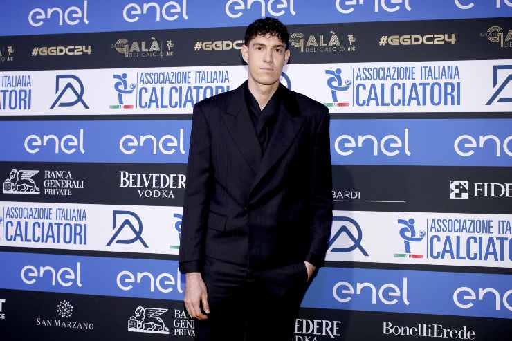 Alessandro Bastoni posa per i fotografi