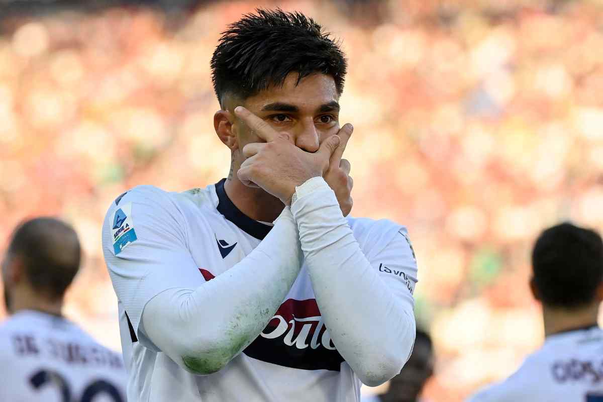 Santiago Castro esulta dopo un gol con il Bologna 