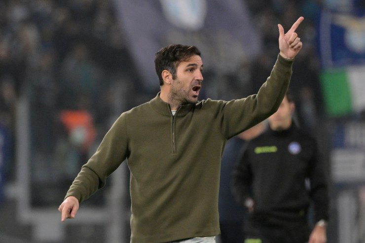 Cesc Fabregas con un braccio alzato