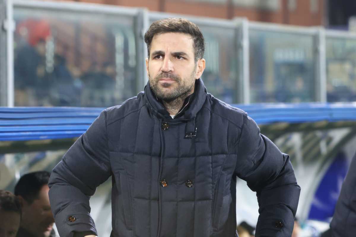 Cesc Fabregas con le mani ai fianchi