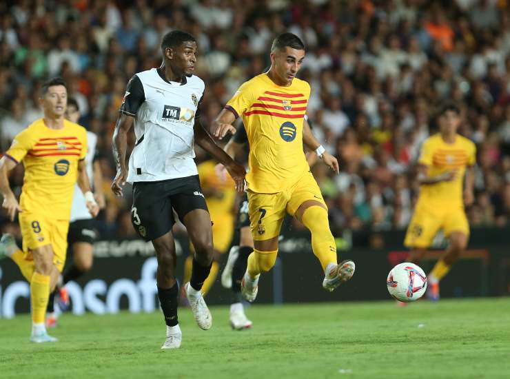 Il difensore del Valencia Mosquera contro il Barcellona