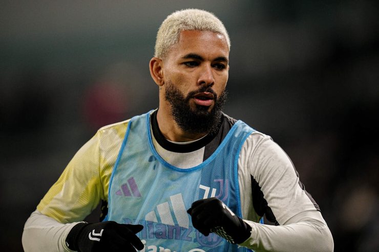 Douglas Luiz durante il riscaldamento pre-partita