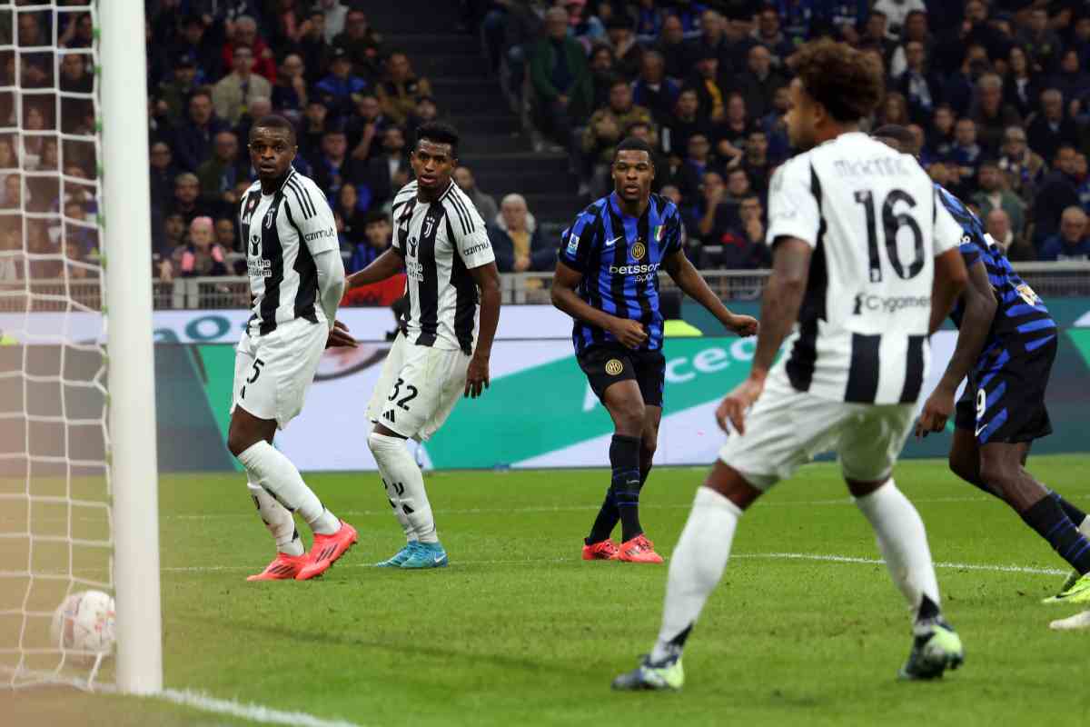 I giocatori di Inter e Juventus durante un azione di gioco