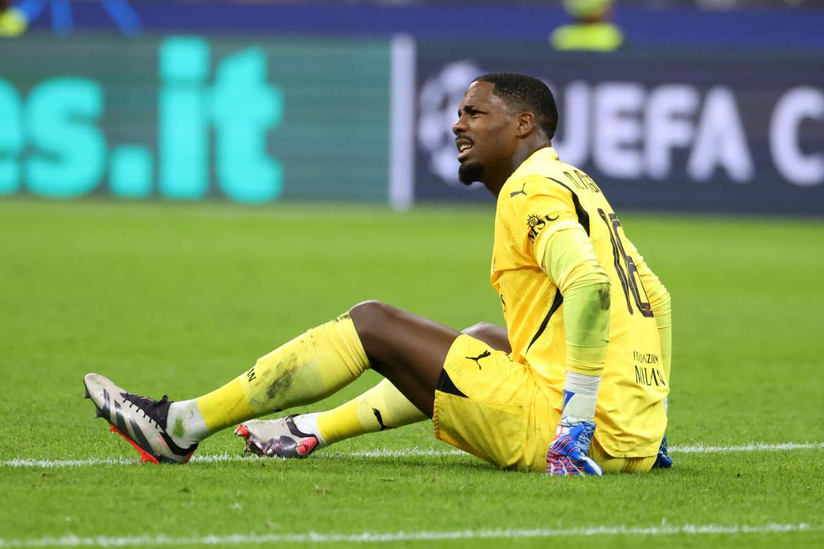 Mike Maignan guarda qualcuno con sguardo perplesso