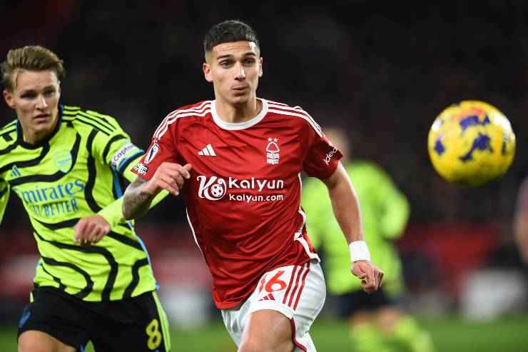Nicolas Dominguez con la maglia del Nottingham Forest