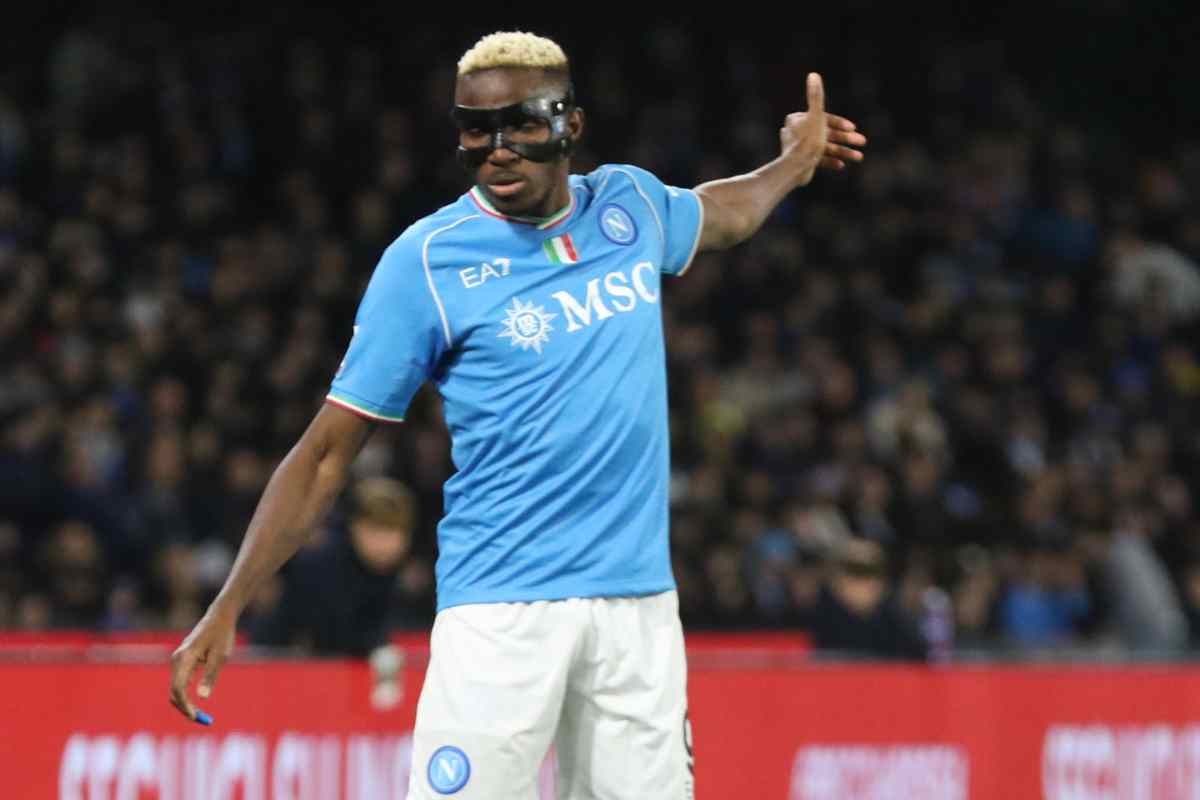 Victor Osimheh con la maglia del Napoli