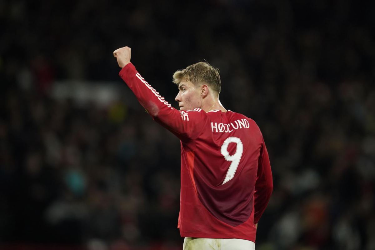 Rasmus Hojlund di spalle e con un braccio alzato