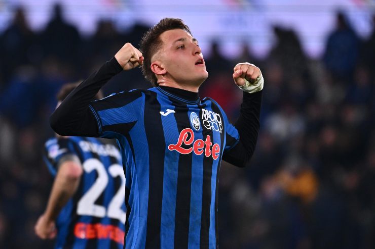 Mateo Retegui esulta guardando i tifosi