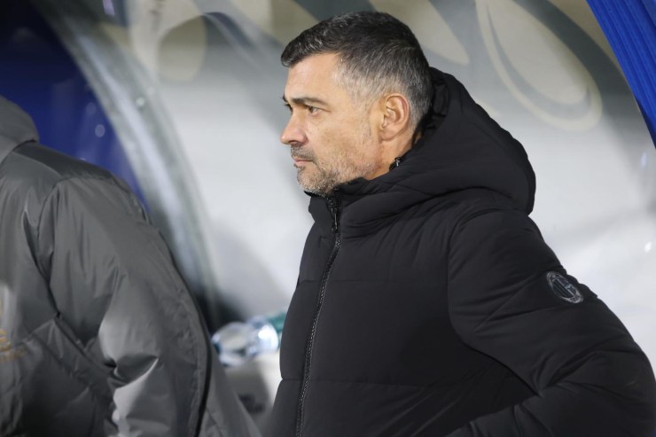 Sergio Conceiçao che guarda il campo dalla panchina