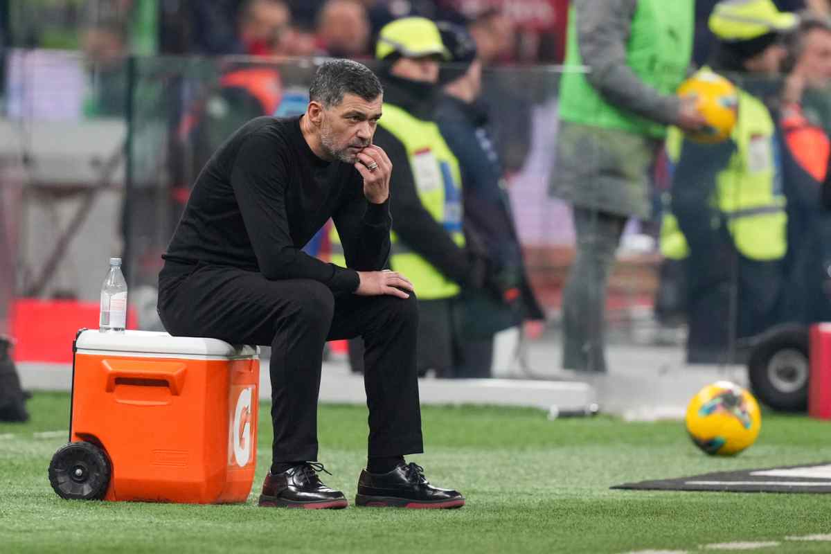 Sergio Conceiçao seduto su un contenitore di bibite