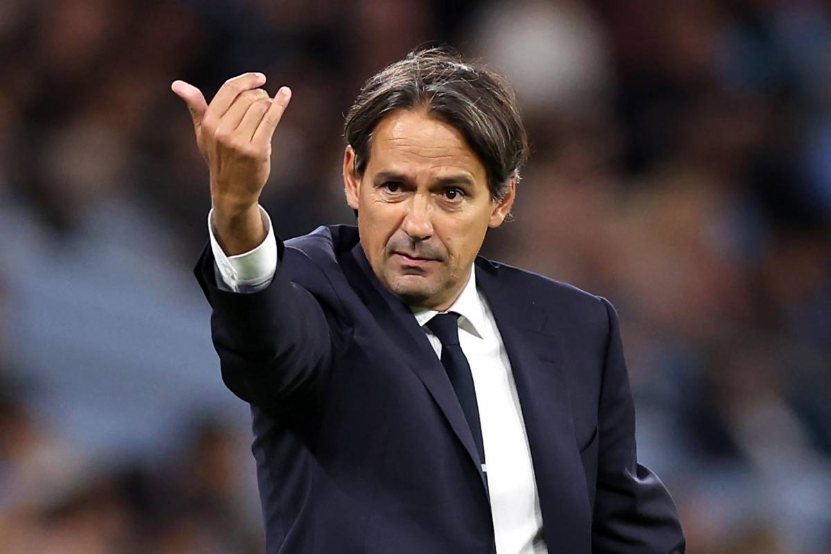 Simone Inzaghi gesticola verso un suo giocatore