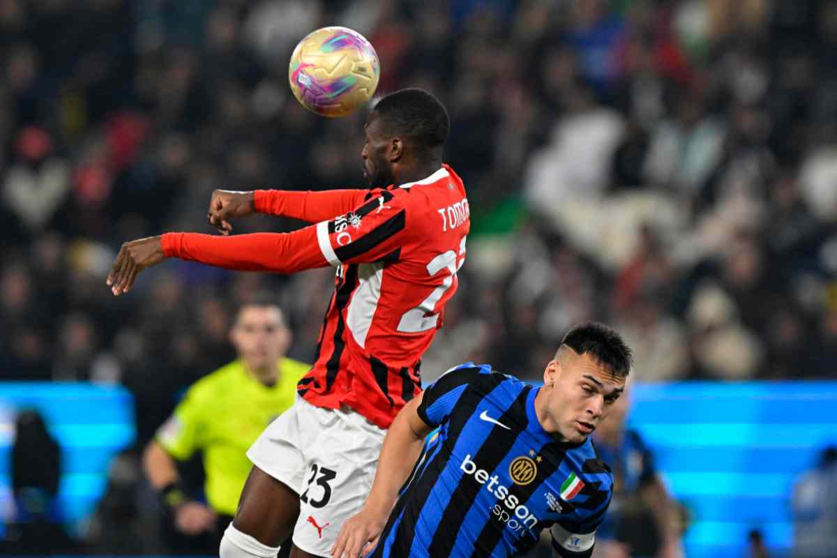 Tomori con la maglia del Milan