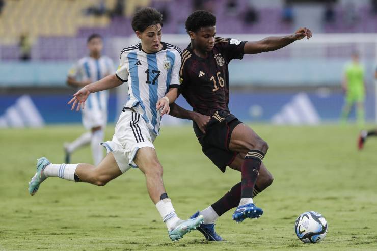 Valentino Acuna spalla a spalla con un avversario della Germania