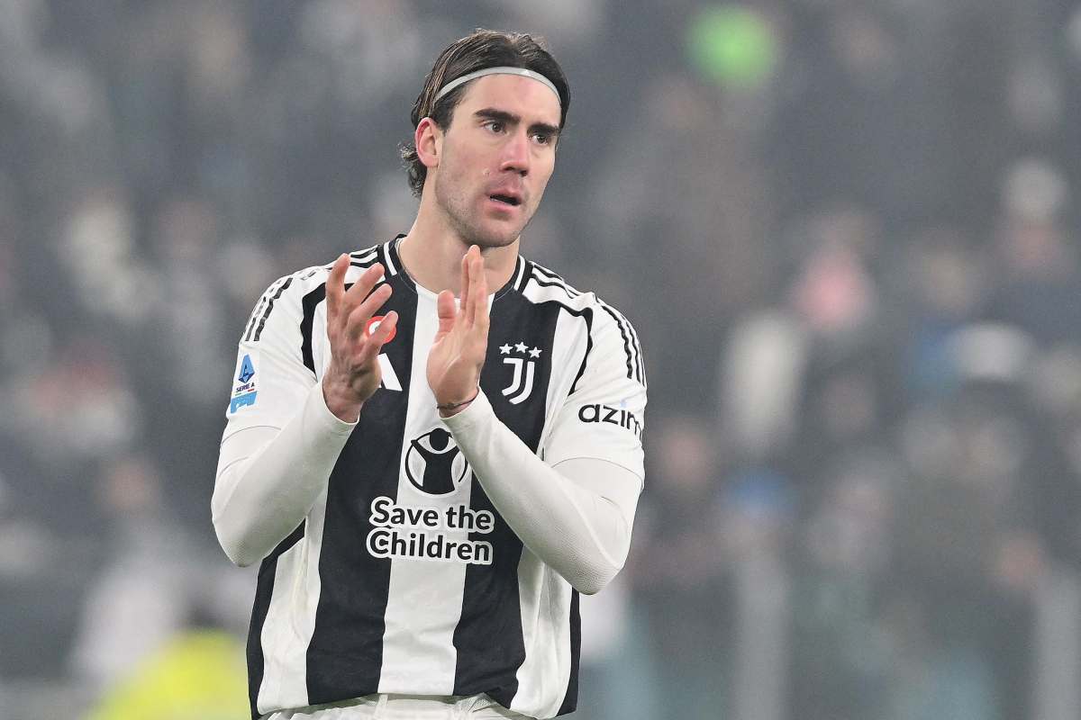 Dusan Vlahovic applaude un compagno