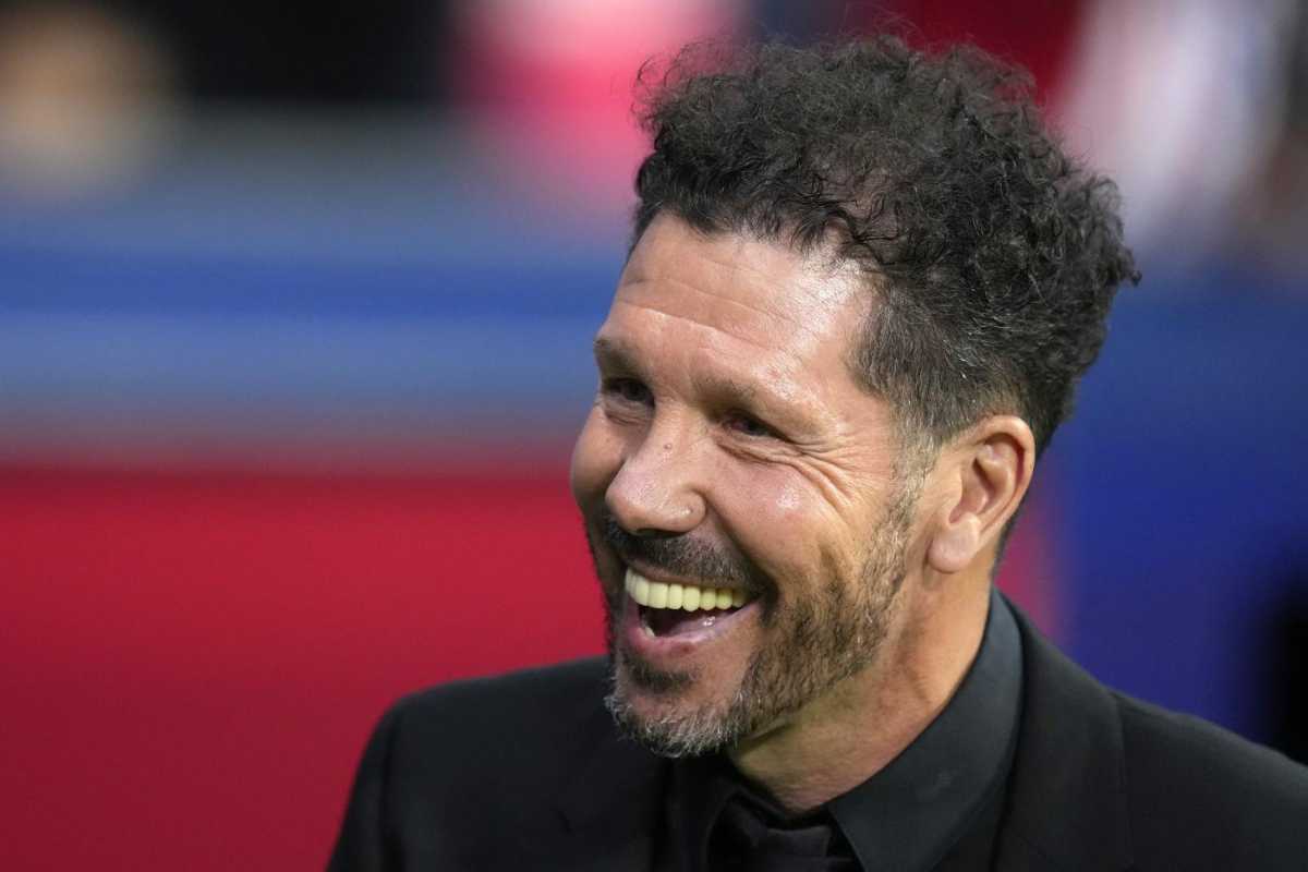 Diego Simeone sorridente in panchina