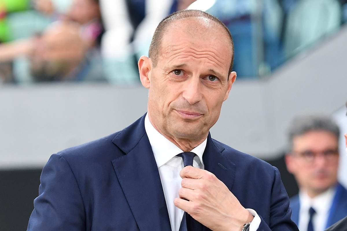Max Allegri si aggiusta la cravatta.