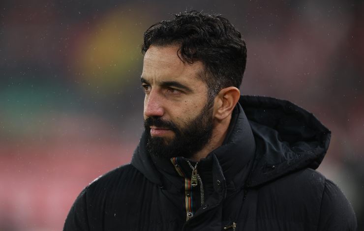 Ruben Amorim con sguardo perplesso durante una partita.