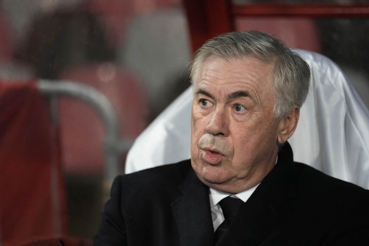 Carlo Ancelotti osserva