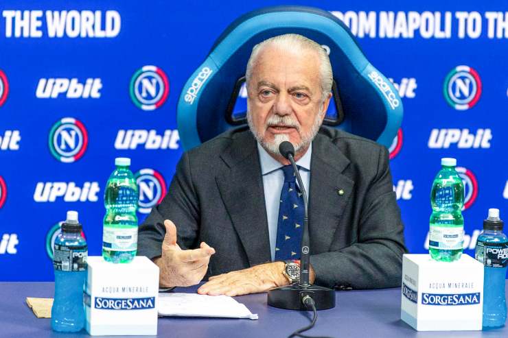 Aurelio De Laurentiis al tavolo di una conferenza stampa