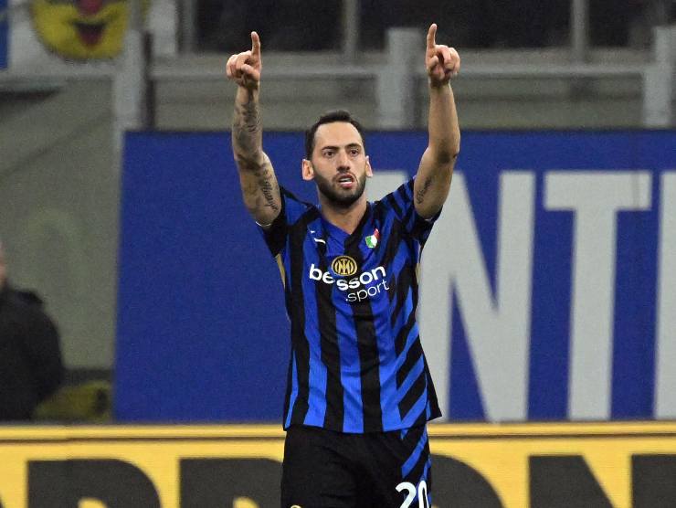 Hakan Calhanoglu esulta indicando i tifosi.