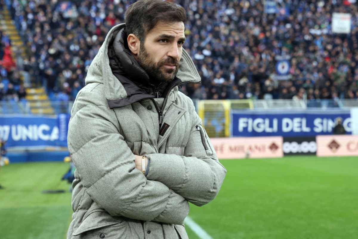 Cesc Fabregas preoccupato in panchina