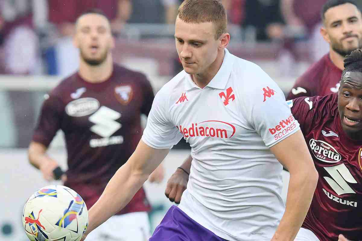 Pietro Comuzzo in campo con la Fiorentina