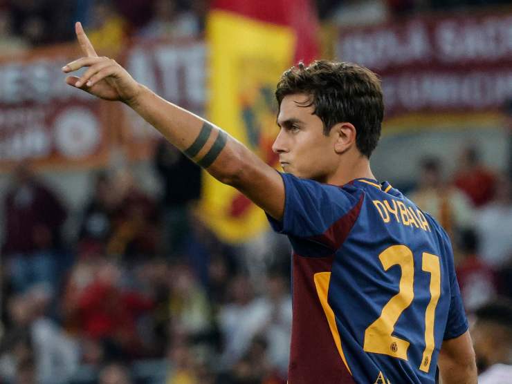 Paulo Dybala esulta indicando qualcuno sugli spalti.