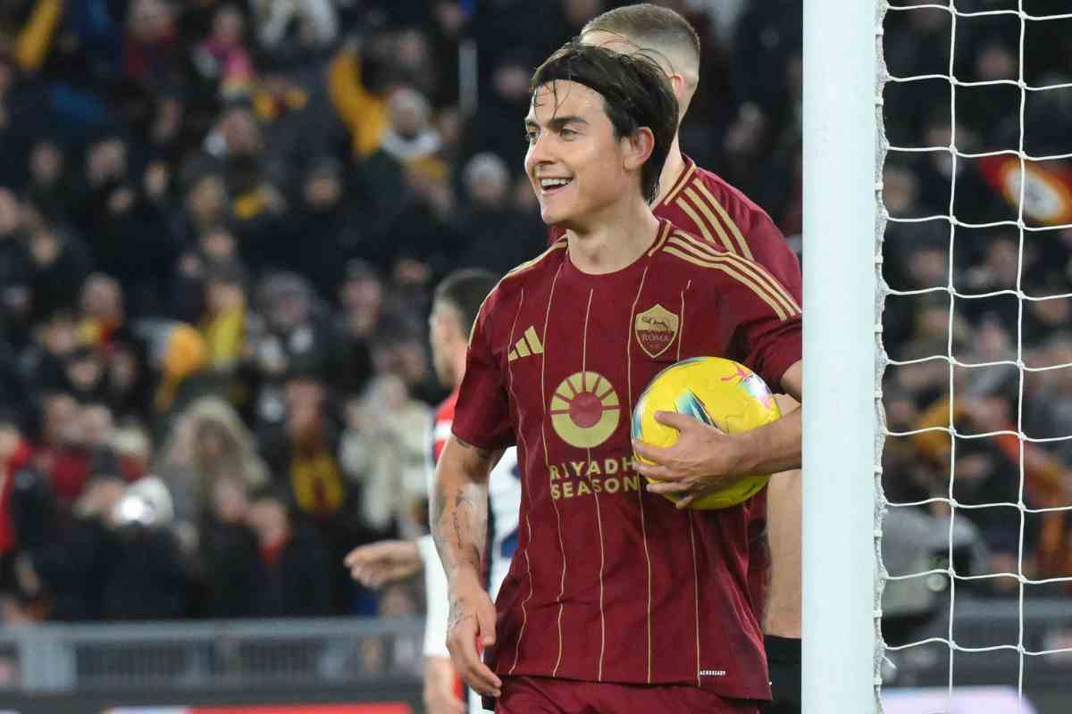 Paulo Dybala sorride in campo