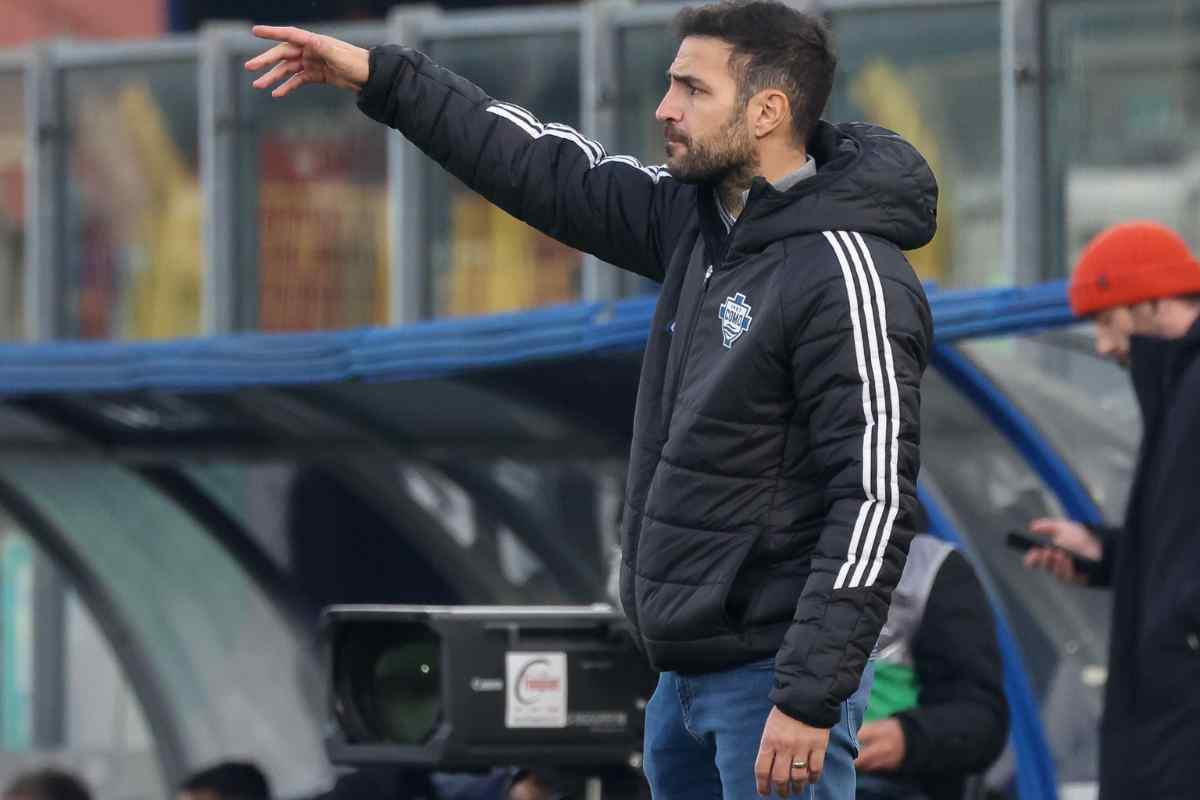 Cesc Fabregas dà indicazioni alla sua squadra 