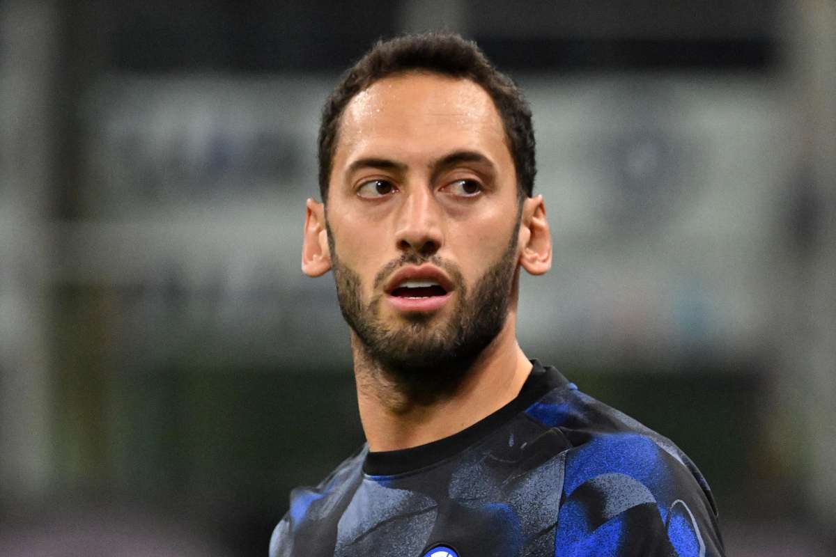 Primo piano di Hakan Calhanoglu perplesso.