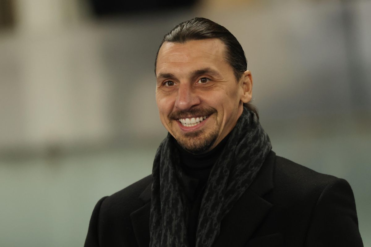 Primo piano di Zlatan Ibrahimovic sorridente.