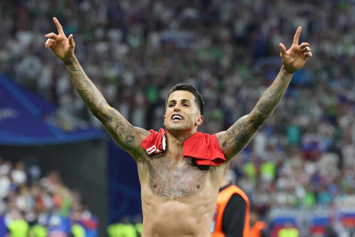 Joao Cancelo esulta senza maglia al termine di una partita del Portogallo.