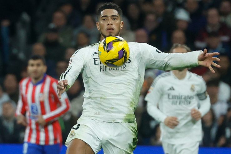 Jude Bellingham mentre stoppa il pallone di petto