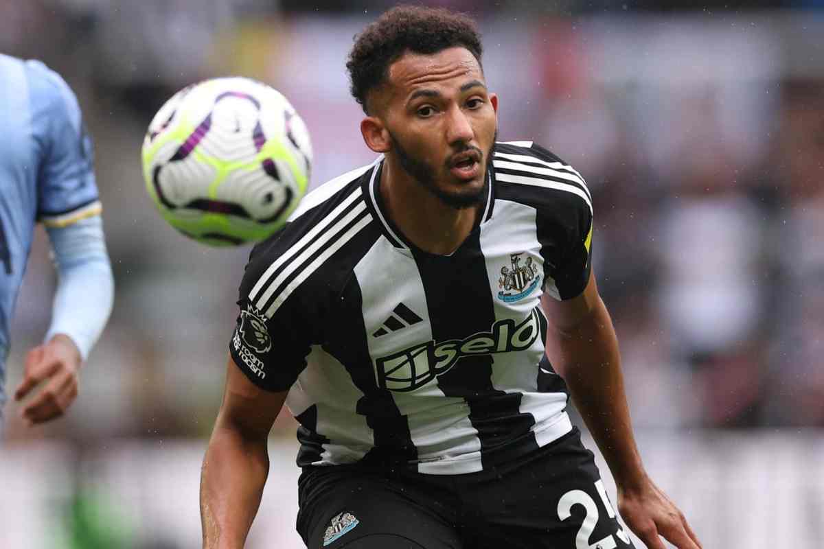 Lloyd Kelly in campo con la maglia del Newcastle