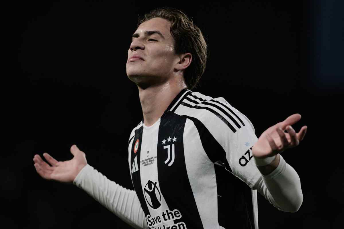 Kenan Yildiz allarga le braccia durante un match 