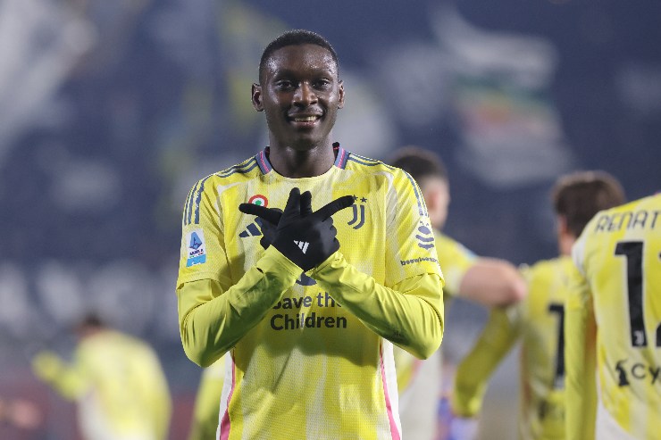 Kolo Muani esulta dopo il gol