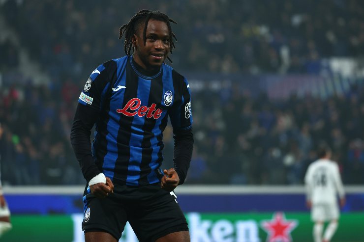 Ademola Lookman esulta con la maglia dell'Atalanta