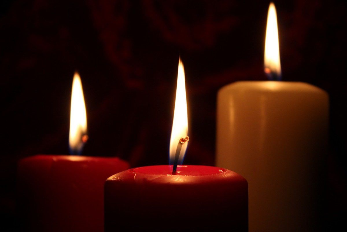 Candele accese per commemorare un lutto.