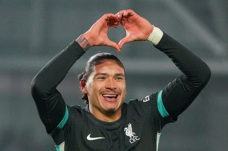 Darwin Nunez, attaccante del Liverpool, esulta dopo il gol