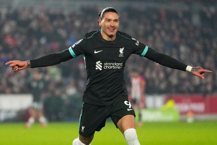 Darwin Nunez, attaccante del Liverpool, esulta dopo il gol